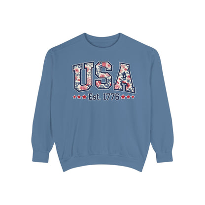 Patriotic Floral Sweatshirt, Cozy Top for July 4th, Unisex USA Jumper, Year-Round Comfort, Gift for Friends and Family, Casual Wear, Red