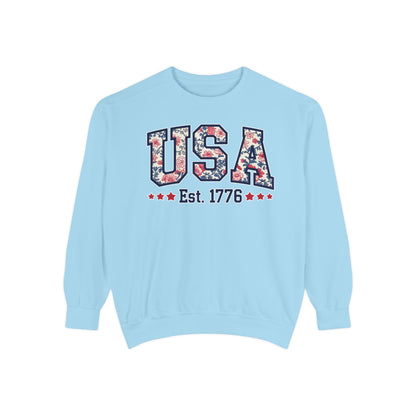 Patriotic Floral Sweatshirt, Cozy Top for July 4th, Unisex USA Jumper, Year-Round Comfort, Gift for Friends and Family, Casual Wear, Red
