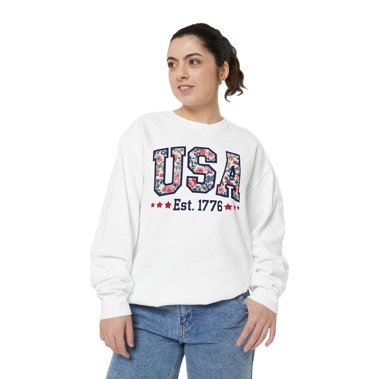 Patriotic Floral Sweatshirt, Cozy Top for July 4th, Unisex USA Jumper, Year-Round Comfort, Gift for Friends and Family, Casual Wear, Red