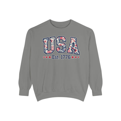 Patriotic Floral Sweatshirt, Cozy Top for July 4th, Unisex USA Jumper, Year-Round Comfort, Gift for Friends and Family, Casual Wear, Red